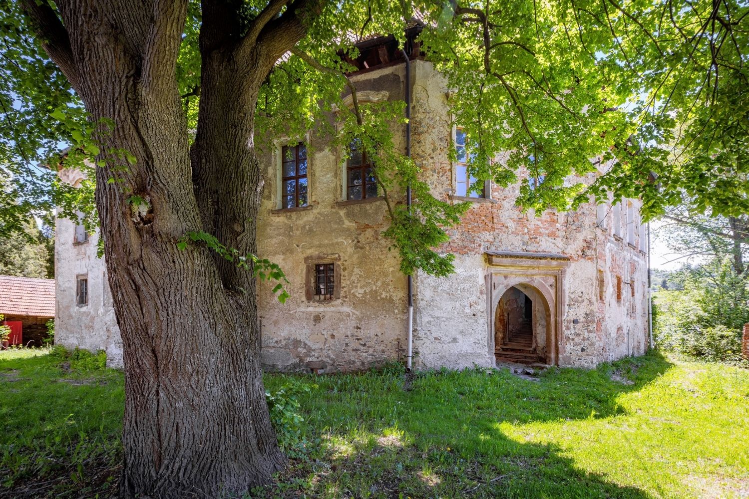 Zámek v Popovicích u Benešova